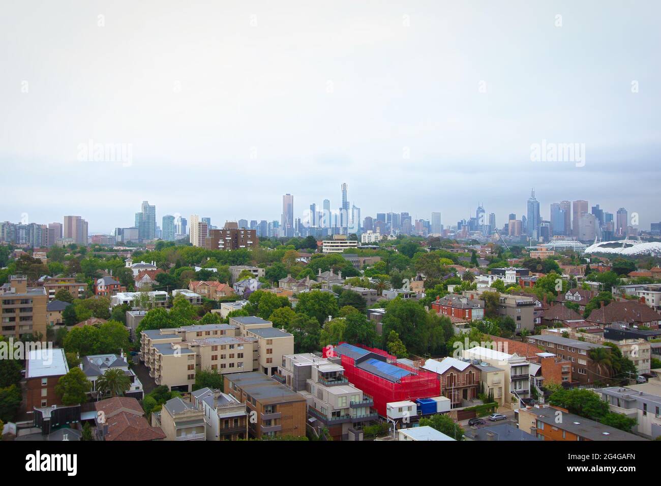 Stadtbild von Melbourne CBD-Hochhäusern, Australien, aufgenommen aus dem Vorstadtbereich Stockfoto