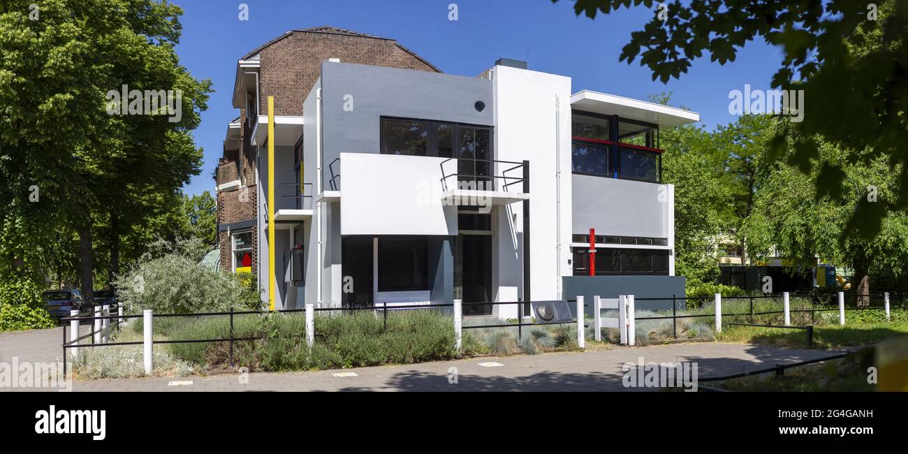 UTRECHT, NIEDERLANDE - 14. Jun 2021: Panorama mit historischer und ikonischer Hausarchitektur, die im Sonnenlicht badet, entworfen von Gerrit Rietveld im 1923. Teil Stockfoto