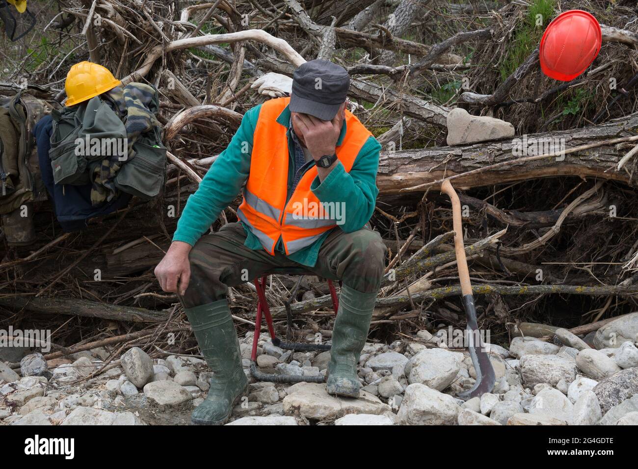 Standort Fiume Verrino (IS), Molise Region, Italien: Ein Waldarbeiter, der eine Pause macht, während er Bäume entlang des Verrino-Flusses schneidet. Stockfoto