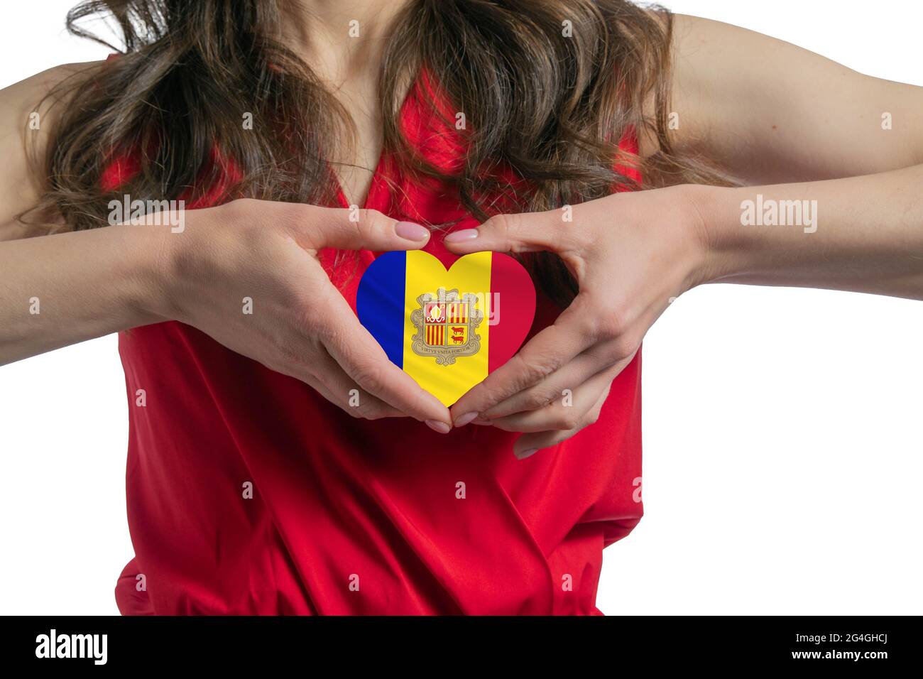 Ich Liebe Andorra. Die Frau hält ein Herz in Form der Flagge Andorras auf ihrer Brust. Konzept des Patriotismus. Stockfoto