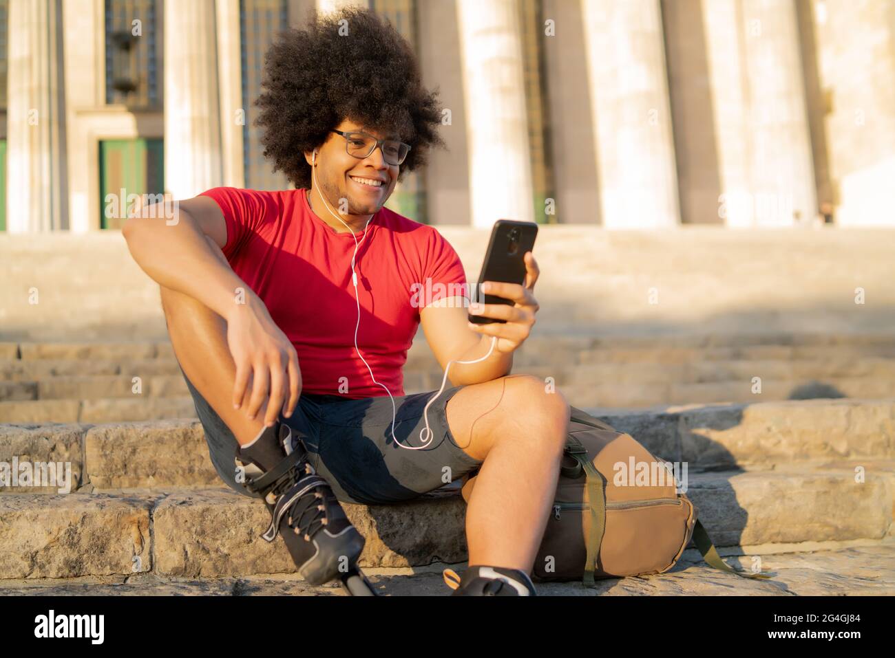 Latein Mann mit Handy im Freien. Stockfoto