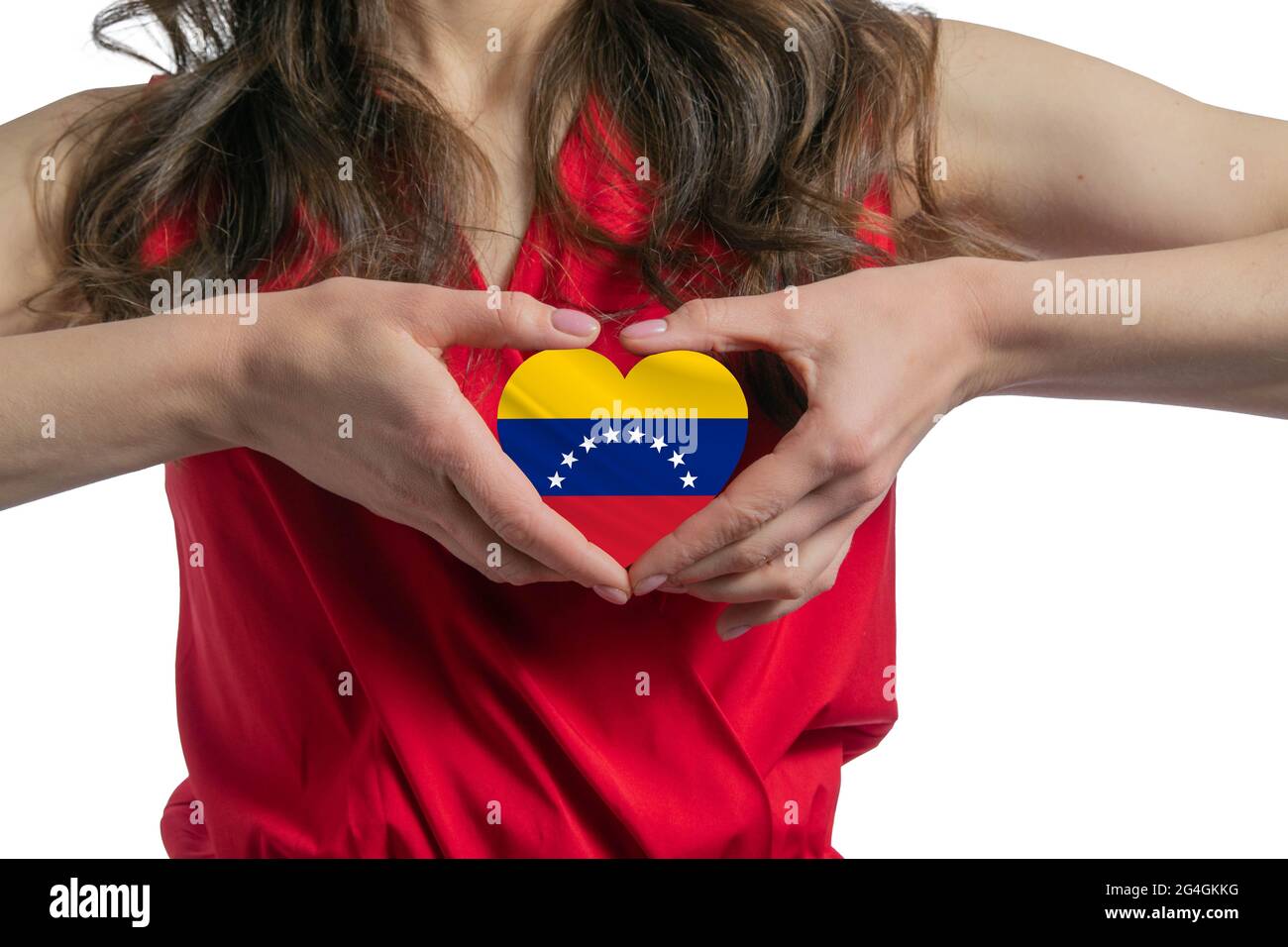 Ich Liebe Venezuela. Die Frau hält ein Herz in Form der Flagge Venezuelas auf ihrer Brust. Konzept des Patriotismus. Stockfoto