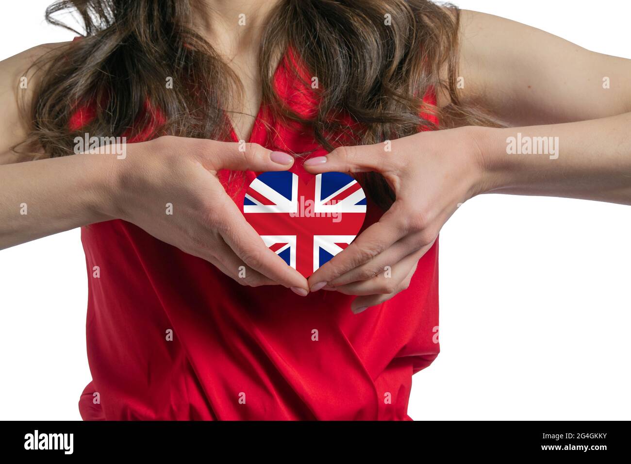 Liebe Großbritannien. Die Frau hält ein Herz in Form der Flagge des Vereinigten Königreichs auf ihrer Brust. Konzept des Patriotismus. Stockfoto