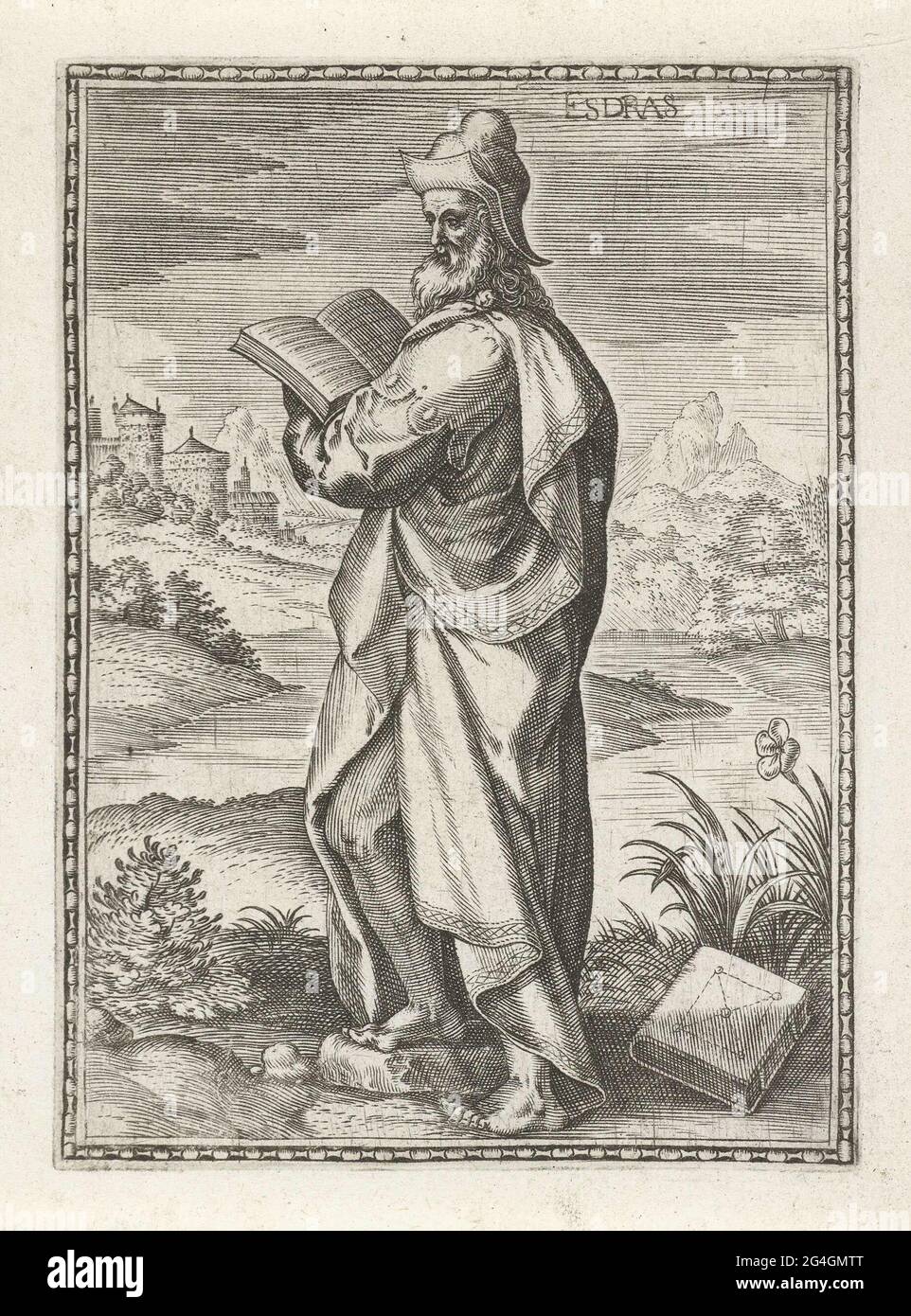 . Der jüdische Hohepriester Esra in einer Landschaft. Er hat ein Buch in seinen Händen. Der siebzigste Druck einer 39-teiligen Serie mit dem Thema Menschen aus dem Alten Testament. Stockfoto