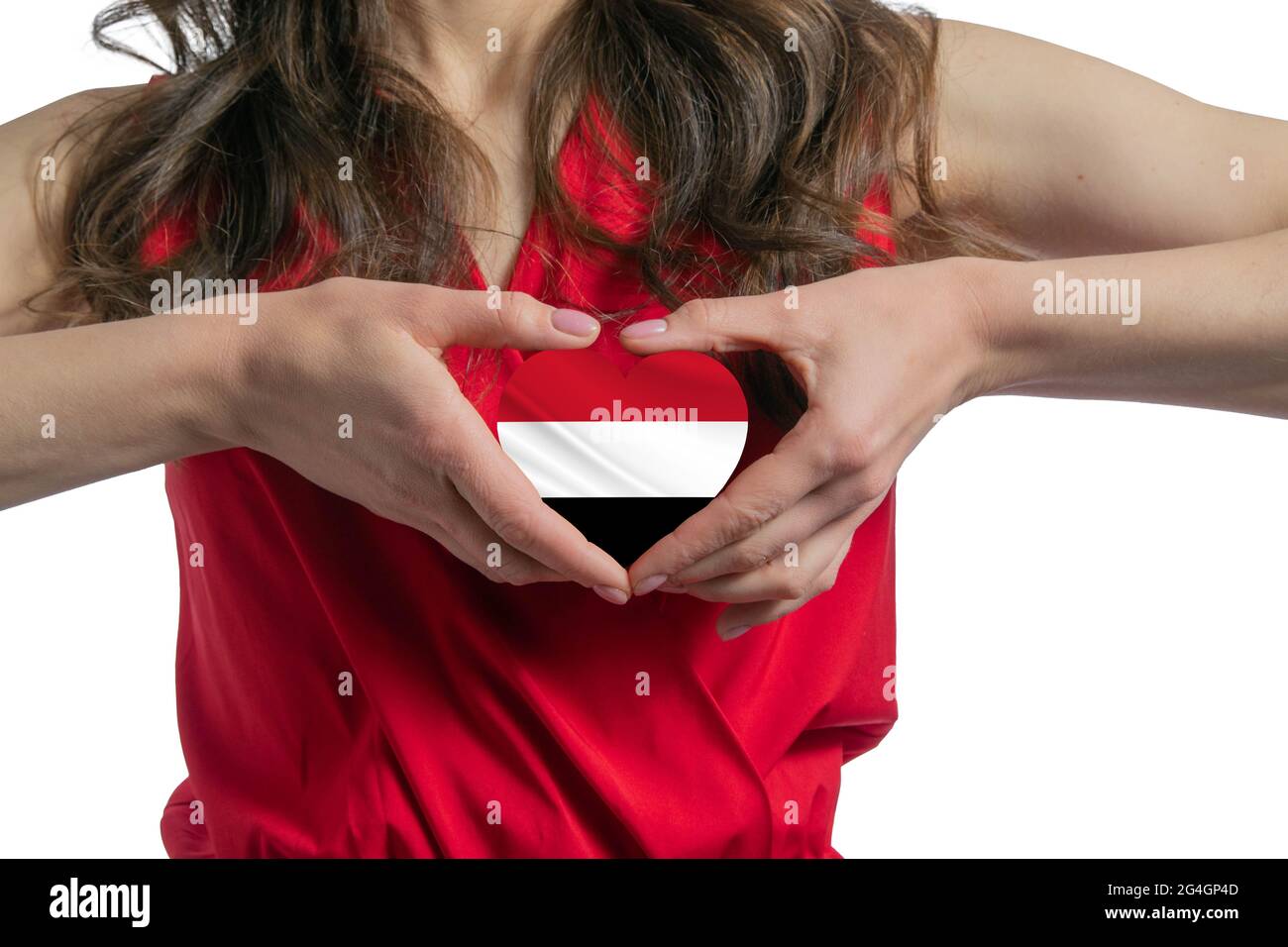 Love Yemen die Frau hält ein Herz in Form der Flagge des Jemen auf ihrer Brust. Konzept des Patriotismus. Stockfoto