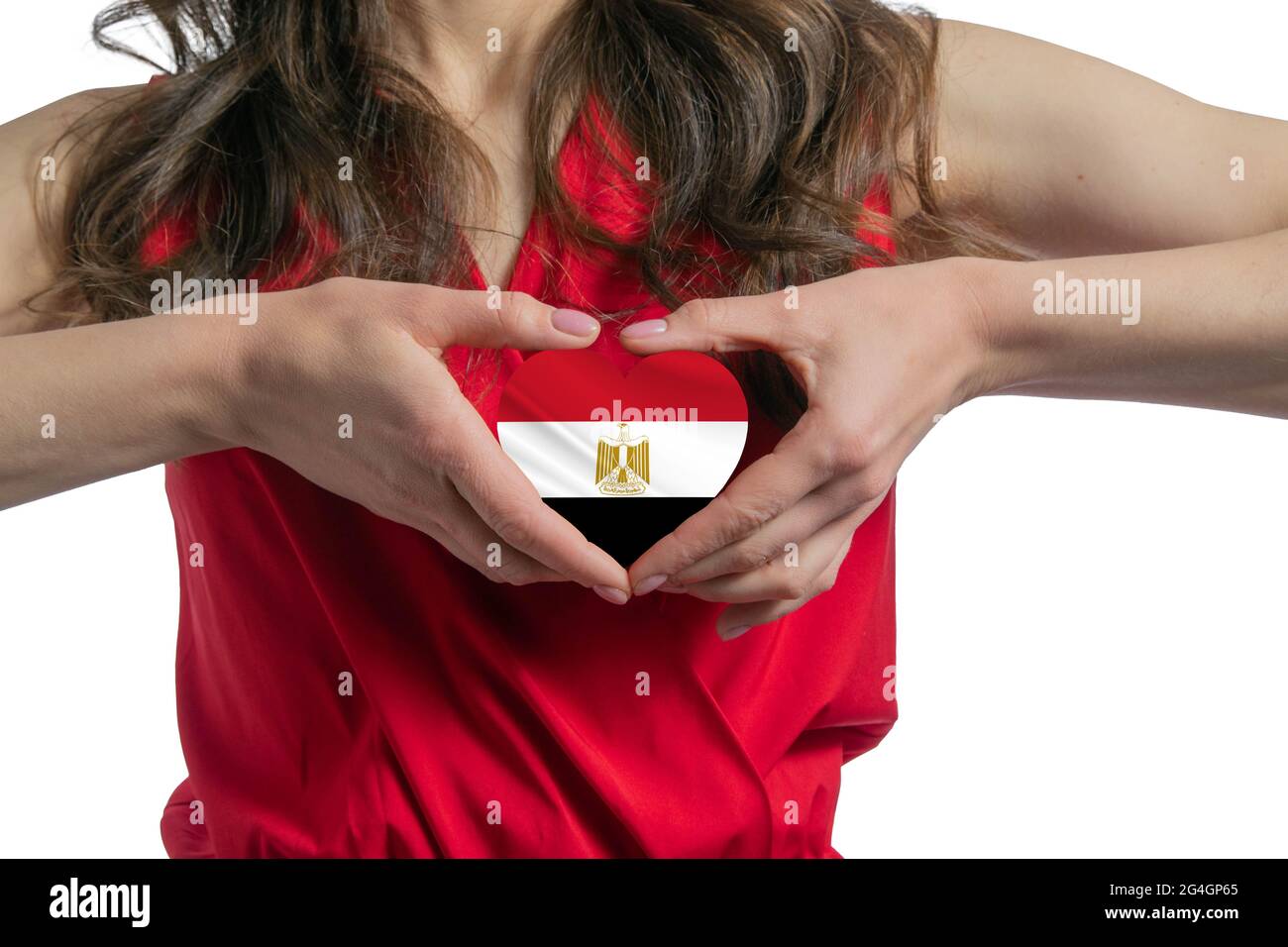 Liebe Ägypten die Frau hält ein Herz in Form der Flagge Ägyptens auf ihrer Brust. Konzept des Patriotismus. Stockfoto