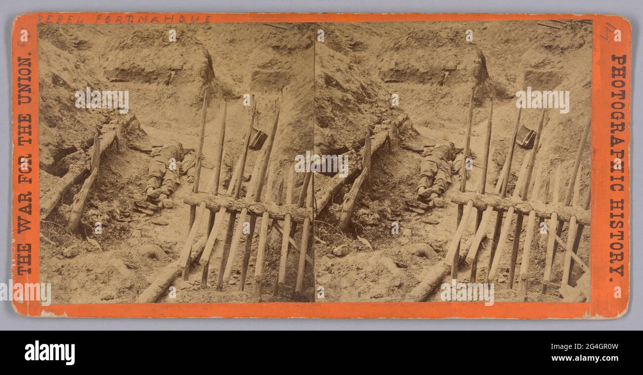 Dieser Stereograph mit Fotodruck zeigt die Leichen von zwei (2) verstorbenen Soldaten der Konföderierten Staaten von Amerika, die in einem Graben liegen. Der erste Soldat steht im mittleren Vordergrund und ist nur teilweise sichtbar, wobei der größte Teil seines Körpers unter Schmutz und Trümmern vergraben ist. Der zweite Soldat liegt in der Mitte des Fotos, seine Füße liegen der Kamera am nächsten. Die Tunnel der Schützengräben, die hinter ihm sichtbar sind. Im rechten Vordergrund ist ein hölzerner cheval de Frise. Das Foto ist auf orangefarbenem Karton geklebt. Die Worte „FOTOGESCHICHTE“ sind vertikal am rechten Rand des Montes aufgedruckt, wh Stockfoto