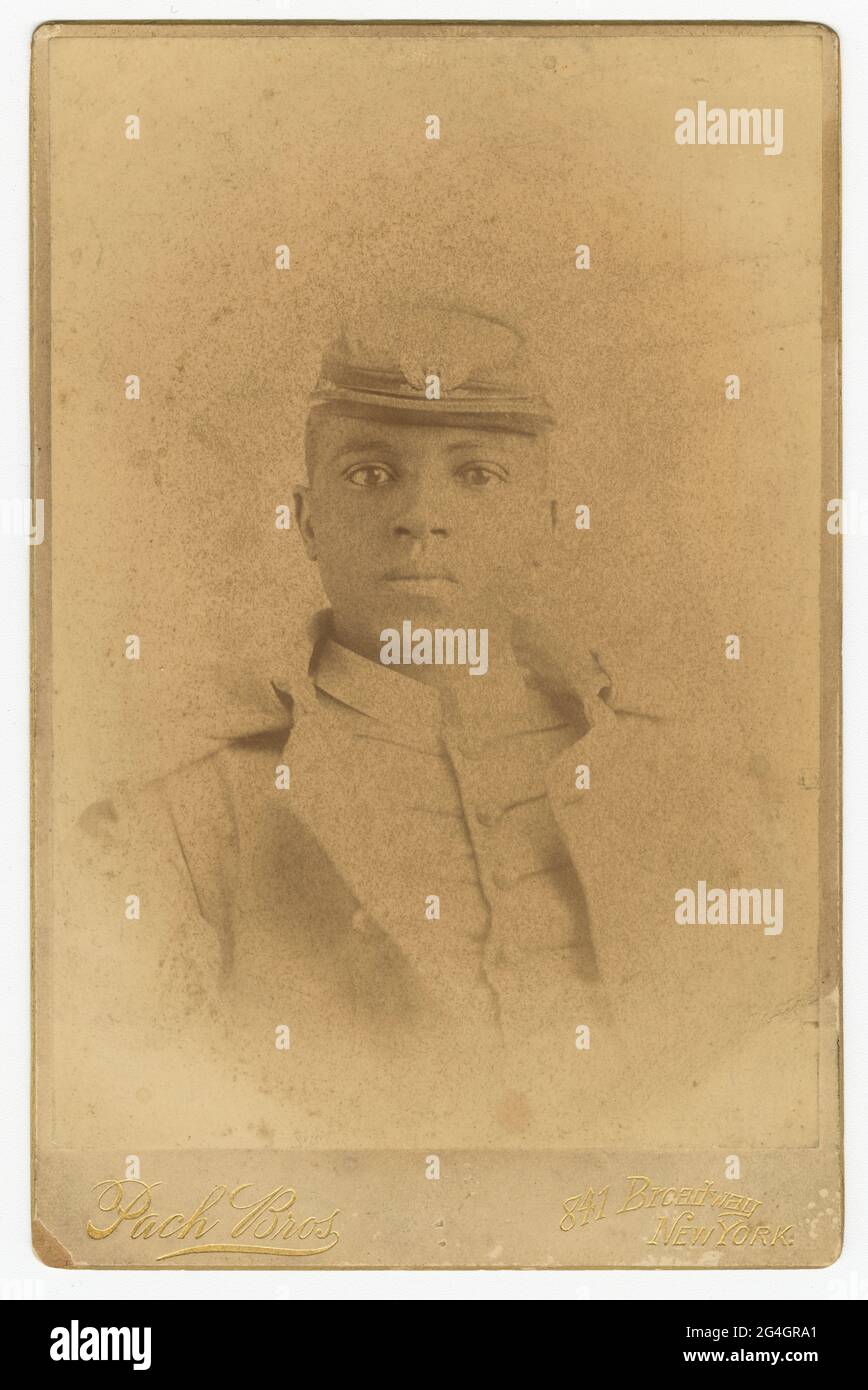 Eine große, sepiafarbene Kabinettkarte von Charles Young (1864-1922) als Kadett am West Point. Er war der dritte afroamerikanische Absolvent der United States Military Academy, der erste schwarze US-Nationalpark-Superintendent, der erste schwarze Militärangehöriger&#xe9;, der erste schwarze Mann, der den Rang eines Oberst in der US-Armee errang, und der höchste schwarze Offizier in der regulären Armee. Das Bild erscheint als ovale Form auf einem rechteckigen Foto, das auf einer rechteckigen Kartenhalterung befestigt ist. Jung ist von der Brust nach oben abgebildet. Er ist in Uniform, mit einem Adler-Abzeichen auf seiner Mütze. Er schaut direkt auf die Kamera Stockfoto