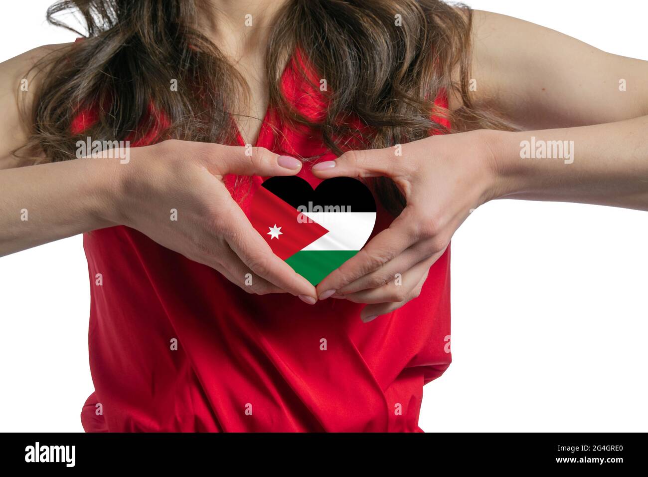 Love Jordan die Frau hält ein Herz in Form der Flagge Jordaniens auf ihrer Brust. Konzept des Patriotismus. Stockfoto