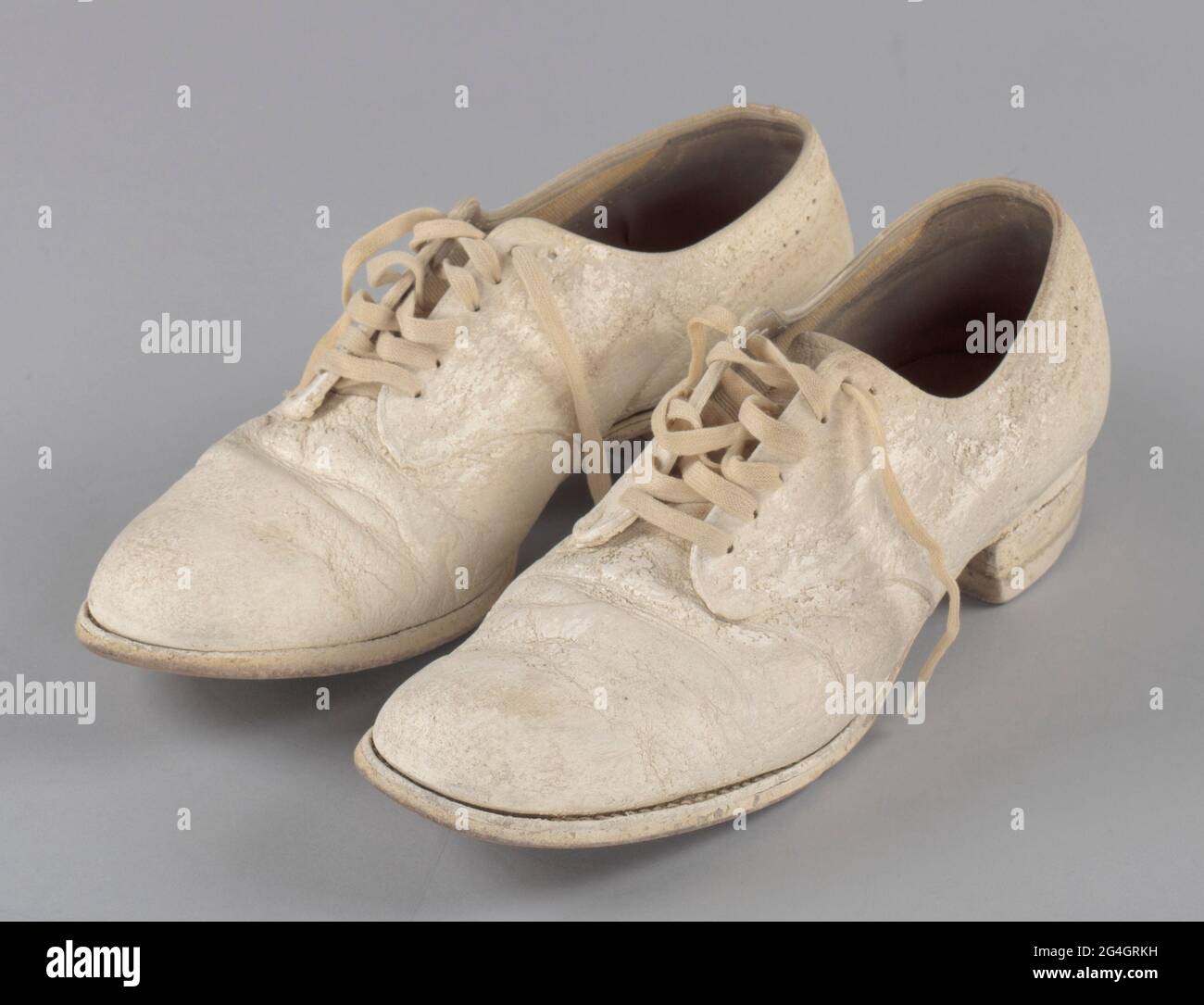 Pauline Brown Payne war eine afroamerikanische  Krankenpflegeschulverwalterin. Weiße Schuhe mit weißen Schnürsenkeln im  Flügelspitzenstil. Schuhe mit weißem Schuhcreme bezogen. Schuhe haben eine  leichte Heilung mit Sohlenschutz hinzugefügt. Die Heals ...