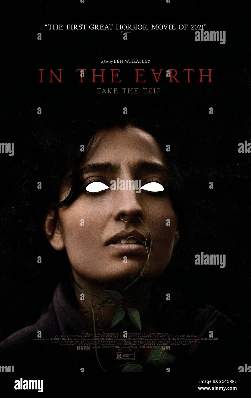 In The Earth (2021) unter der Regie von Ben Wheatley mit Joel Fry, Reece Shearsmith und Hayley Squires. Während die Welt nach einer Heilung eines verheerenden Virus sucht, wird ein Wissenschaftler von einem Parkkundler in eine abgelegene Hütte tief im Wald geleitet, um einen Arzt zu finden, der isoliert arbeitet. Stockfoto