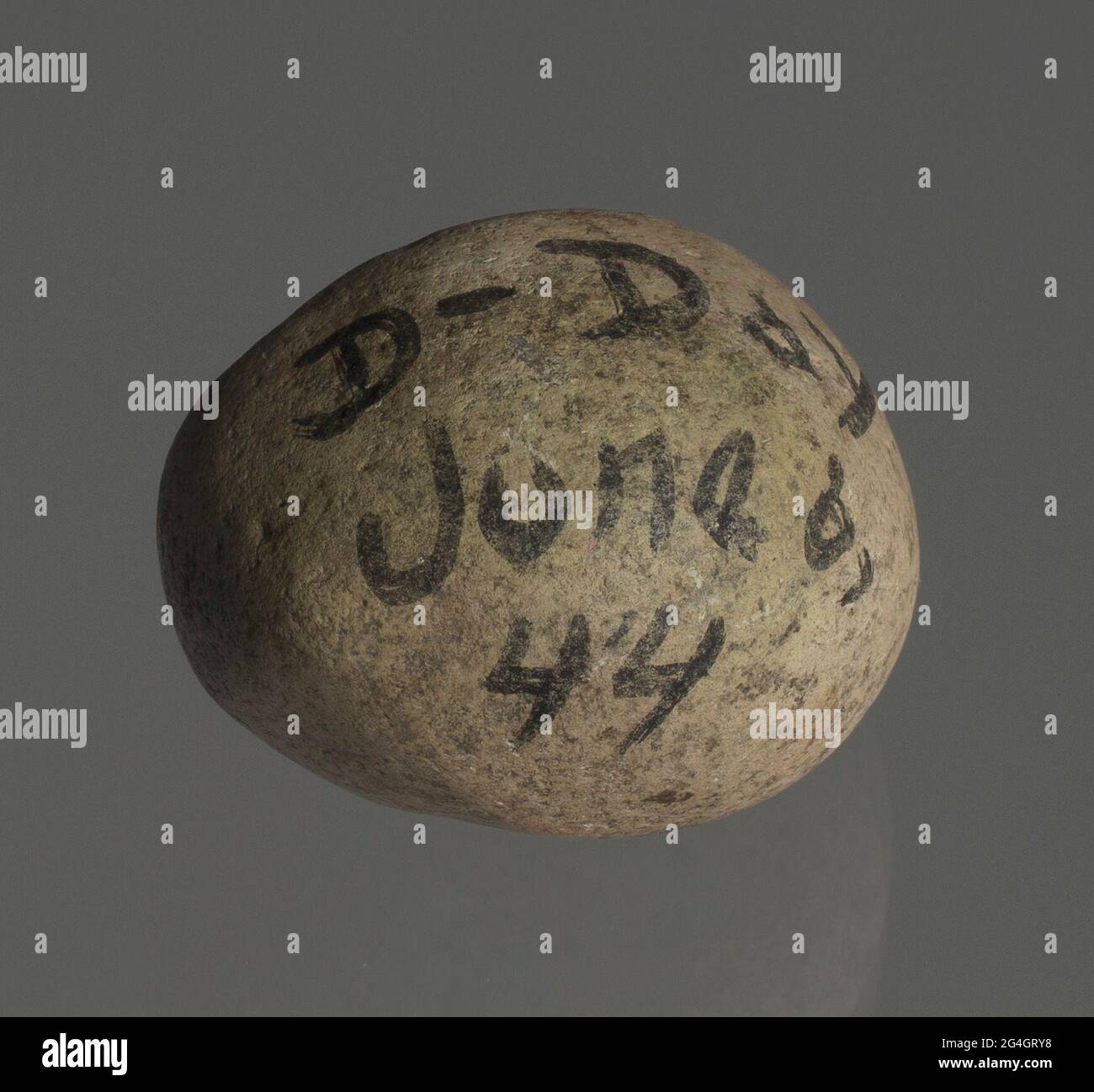 Dieser Stein wurde von einem amerikanischen Soldaten während der Landungen des D-Day in Nordfrankreich während des Zweiten Weltkriegs gesammelt und an den afroamerikanischen Lehrer und Historiker Hattye Thomas Yarbrough geschickt. Kleiner, kreisförmiger, schwarz-fleckiger weißer Felsen mit der Aufschrift [D-DAY / JUNE 6, / 44] in schwarzem Marker. Dieser Felsen wurde am D-Day, dem 6. Juni 1944, von Meister Wallace B. Jackson vom 320. Barrage Balloon Bataillon von einem Strand der Normandie geholt und an Hattye T. Yarbrough, einen Erzieher, die Frau eines Veteranen und Archivar der schwarzen Geschichte, geschickt. Stockfoto