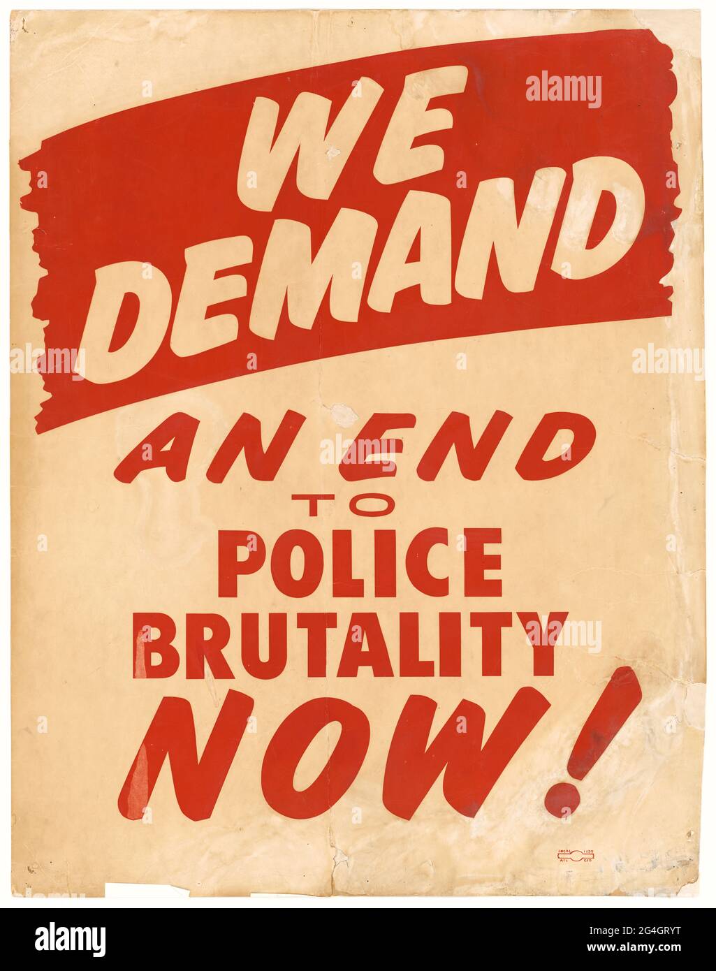 Der 1963. März gegen Washington für Arbeitsplätze und Freiheit hatte zum Ziel, sich für die bürgerlichen und wirtschaftlichen Rechte der Afroamerikaner einzusetzen. Plakette aus Karton mit einem cremefarbenen Hintergrund und rot-weißen Schriftzügen. Der Gesamttext lautet: „Wir fordern jetzt ein Ende der Polizeibrutalität!“ Im oberen Teil des Plakats befindet sich ein großer roter Farbtupfer mit weißem Text, in dem &#x201c;WE/ DEMAND steht.“ Unten ist ein roter Schriftzug in einer Schrift abgebildet, der handschriftlichen Text nachahmt, der „AN END/ TO/ POLICE/ BRUTALITÄT/ NOW!“ lautet. Der gesamte Text ist in der Mitte zentriert. Stockfoto