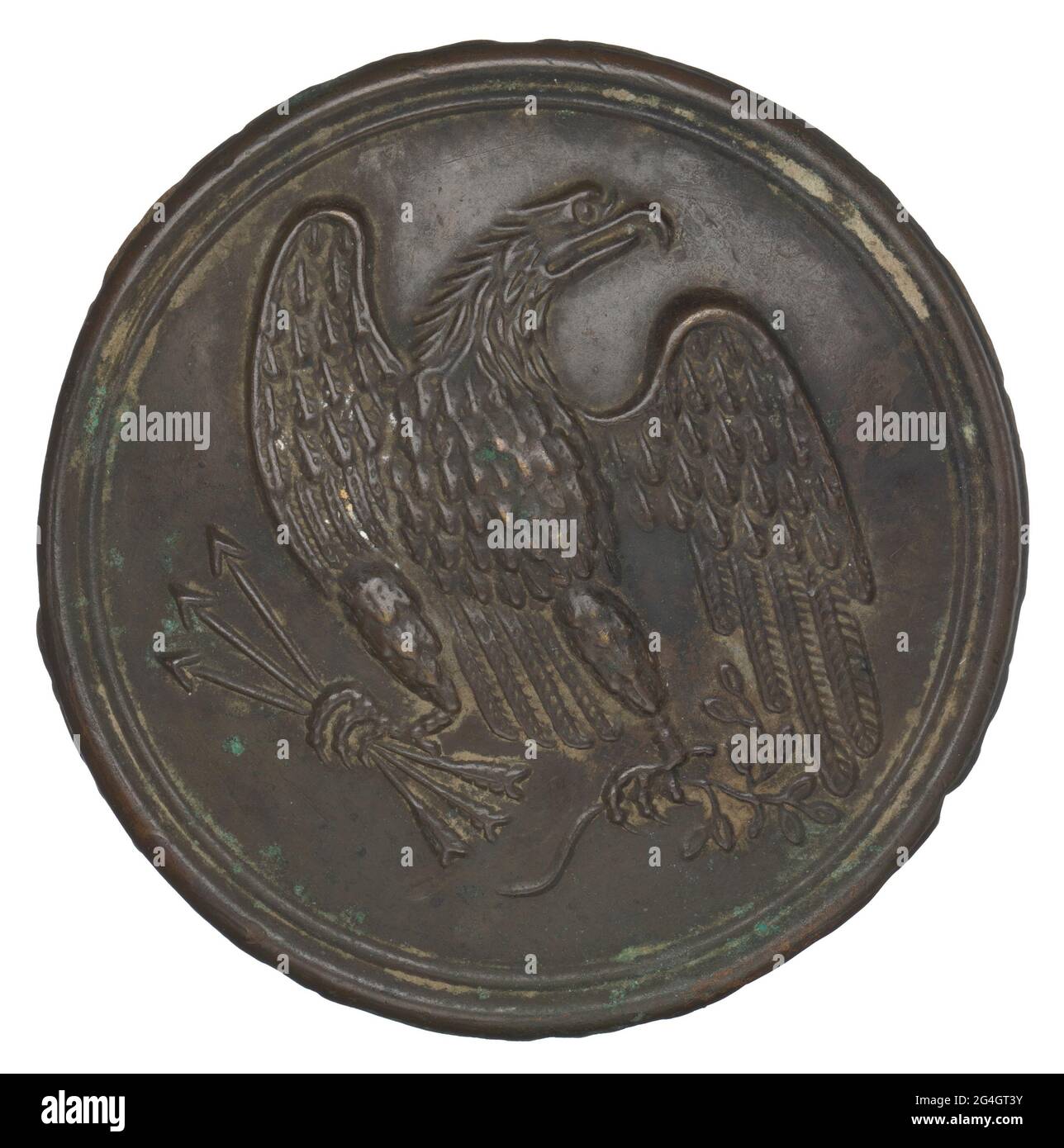 Dargestellt in der Mitte einer kreisförmigen Messingplatte ist ein ausgebreitete Adler mit drei Pfeilen in seiner rechten Klaue und ein Olivenzweig in seiner rechten Klaue. Ein Paar erhabene Kreise schmückt den Rand. Ein Paar Augenhaken auf der Rückseite weist darauf hin, dass die Platte an einem Gürtel mit ledernen Patronenkartons befestigt wurde. Zwei Löcher wären in den Gürtel gelocht worden und eine Lederbinde wurde durch die Ösen geschraubt, um die Platte zu sichern. Im Jahr 1862 beauftragte die US-Regierung den Kauf von Patronenkarton-Gürtelplatten zu einem Preis von 0,06 US-Dollar pro Stück.;die Adlerplatte, oft als Dingee-Adlerplatte bezeichnet Stockfoto