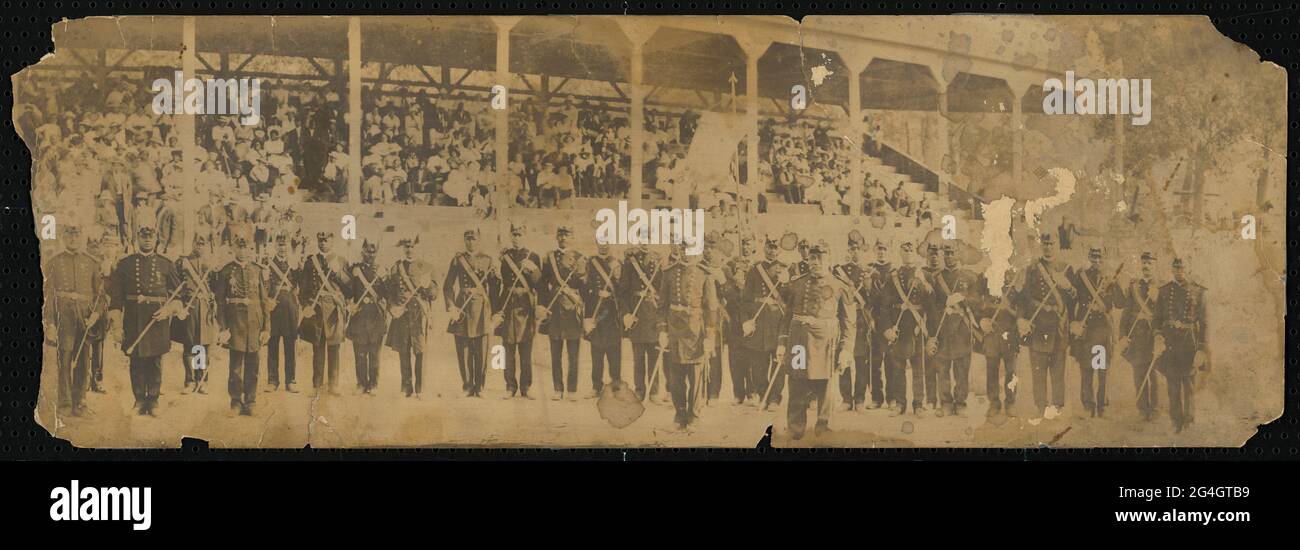 Albumin-Druck einer Gruppe von African American Odd Fellows. Die Männer stehen in voller Uniform vor einer Tribüne an der Ohio State University. Es gibt Risse und Verluste an den Rändern, und es gibt einen Riss von oben Mitte nach Mitte rechts. Stockfoto