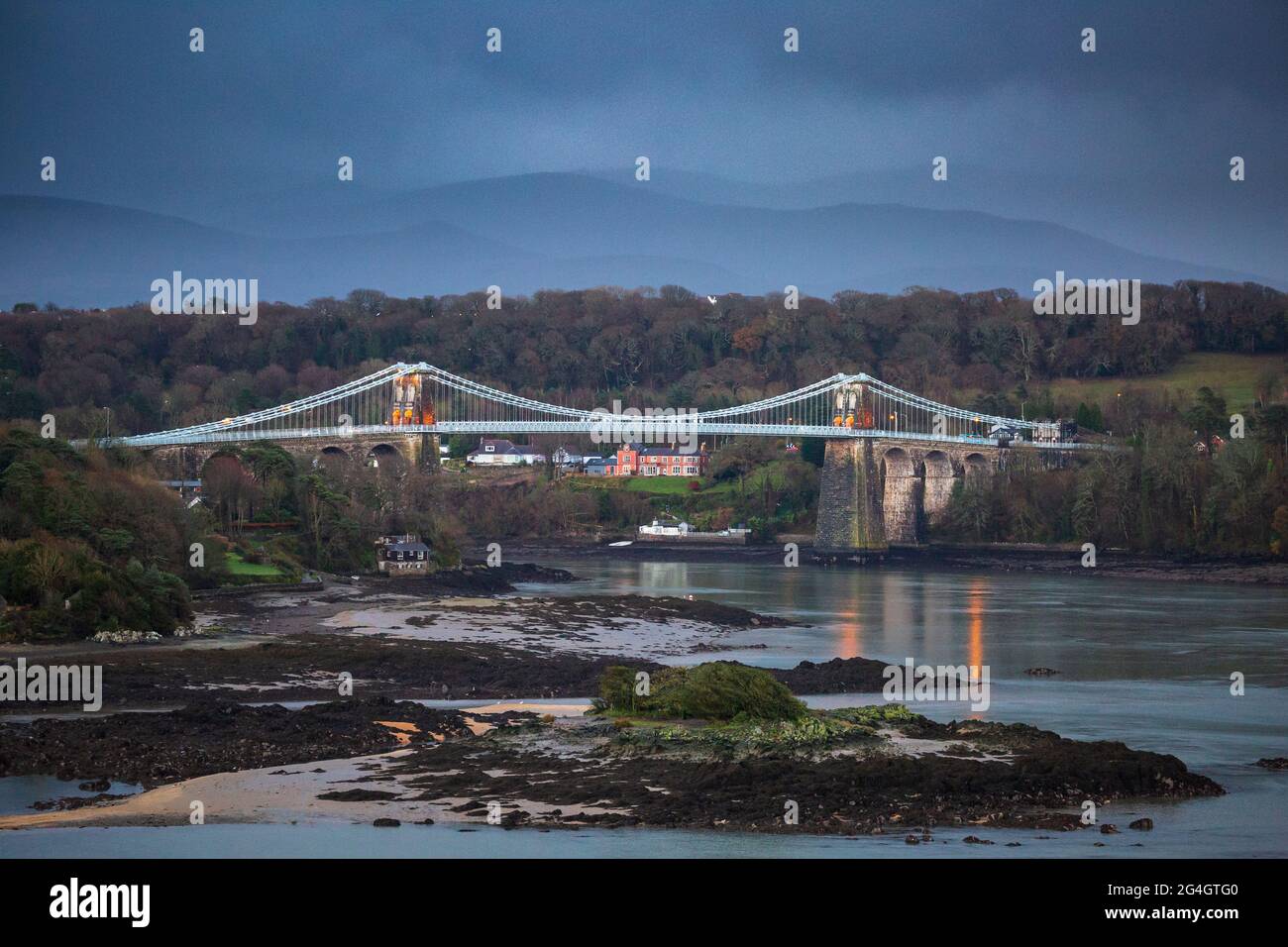 Eine Winteransicht der Menai Bridge und der Menai Strait, Anglesey, Nordwales Stockfoto