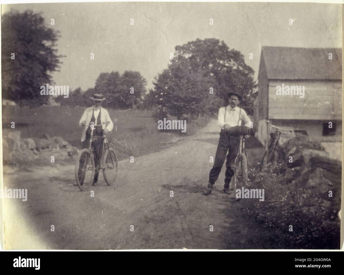 Samuel Murray und Benjamin Eakins auf Fahrräder, c. 1895-1899. Stockfoto