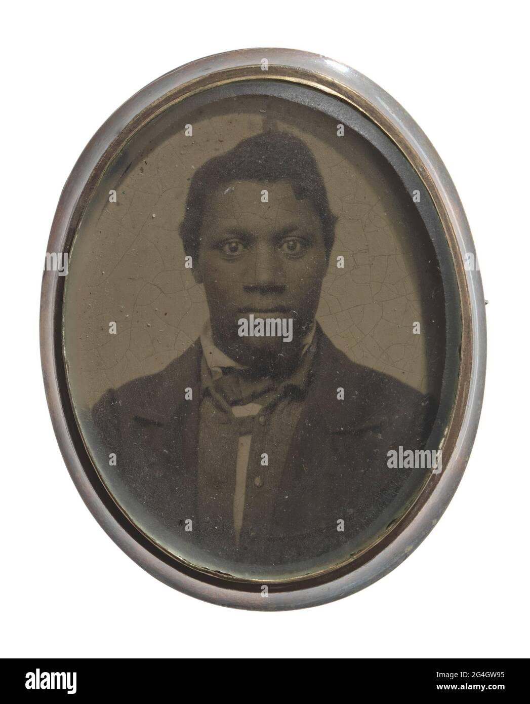 Ovale Damenbrosche mit schwarz-weißem Weißtinnentyp-Foto eines afroamerikanischen Mannes. Die Brosche ist silberfarben mit einer Glasfront und einer Stecknadel-Rückseite. Der Mann auf dem Foto trägt eine dunkle Krawatte, eine Jacke und eine Weste mit einem weißen Hemd. Stockfoto