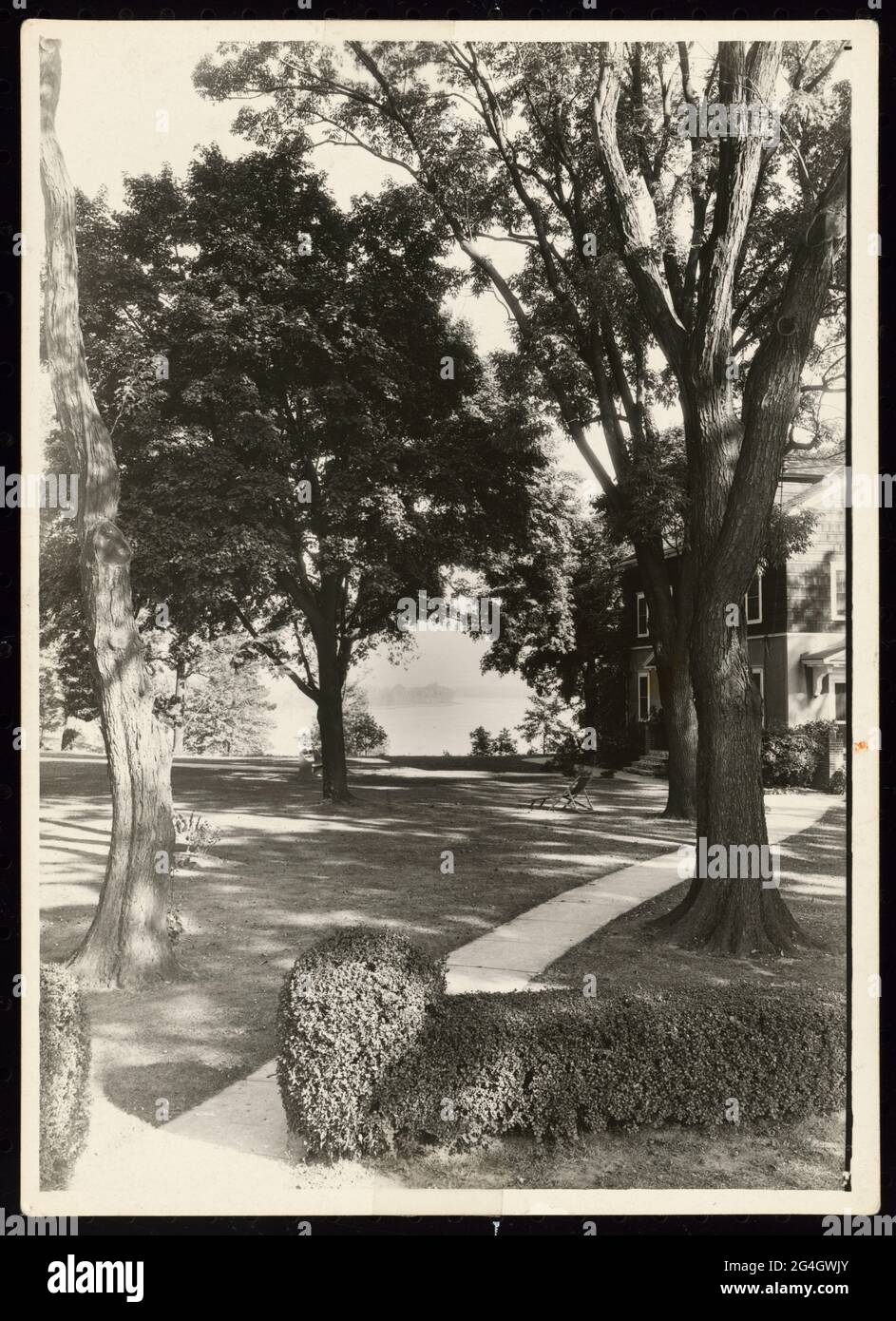 Ein Silbergelatine-Druck auf dem Gelände der Manual Training and Industrial School for Colored Youth in Bordentown, New Jersey. Das Bordentown Internat für afroamerikanische Schüler wurde 1886 gegründet. Es war bekannt als das "Tuskegee des Nordens" für seine Annahme vieler der erzieherischen Praktiken, die zuerst am Tuskegee Institute in Alabama entwickelt wurden. Stockfoto