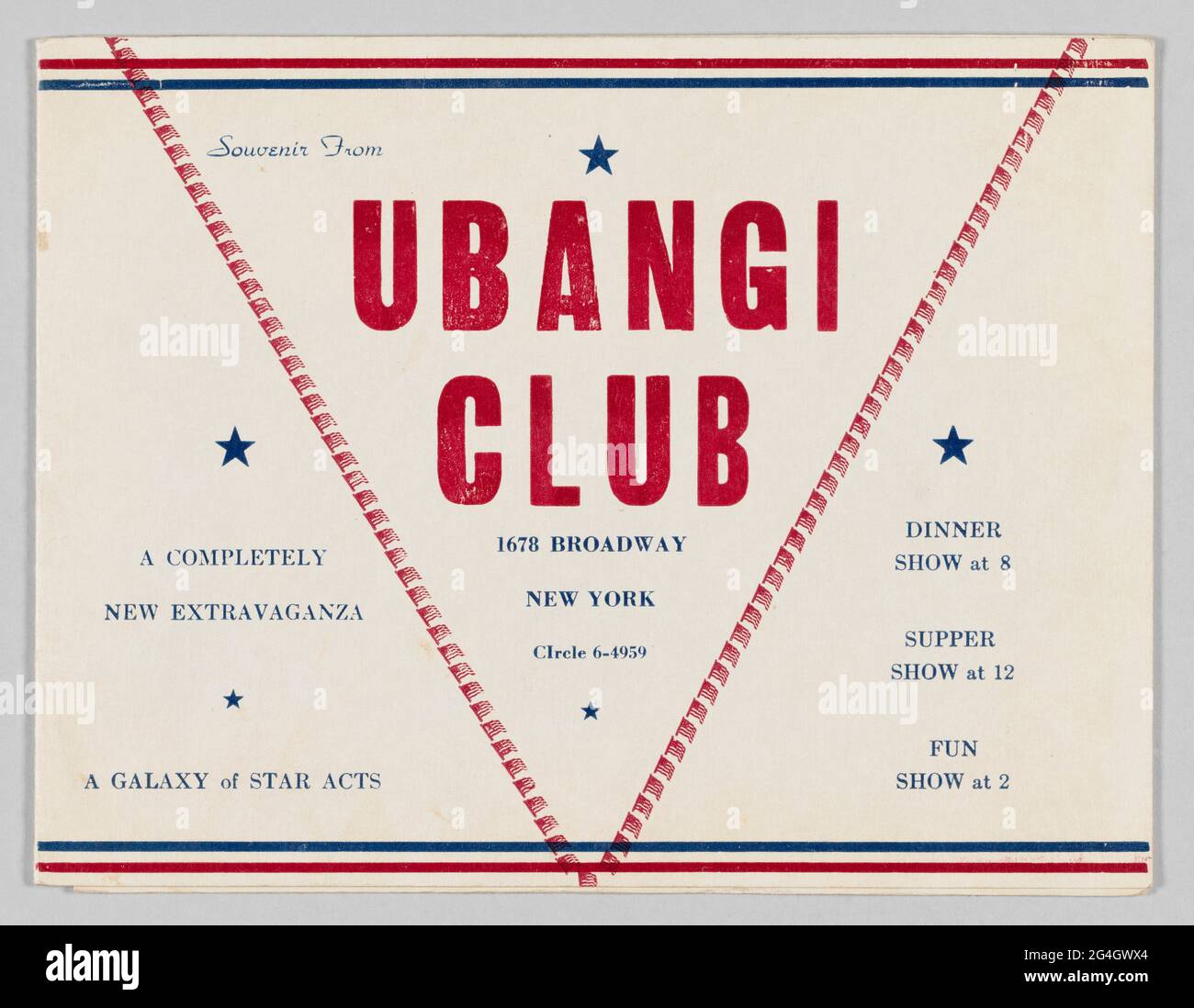 Ein Fotoordner vom Ubangi Club. Die Mappe enthält eine sepiafarbene  Fotografie (2013.46.25.66.1). Die Vorderseite des Ordners ist mit rotem und  blauem Text und Design gestaltet. Über die obere und untere Seite der