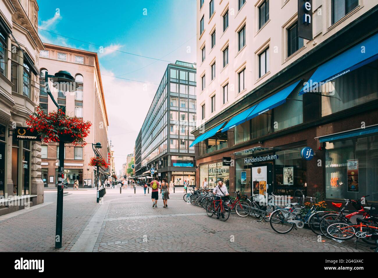 Blick auf die Kluuvikatu-Straße in Helsinki, Finnland. Geparkte Fahrräder Auf Dem Bürgersteig Stockfoto