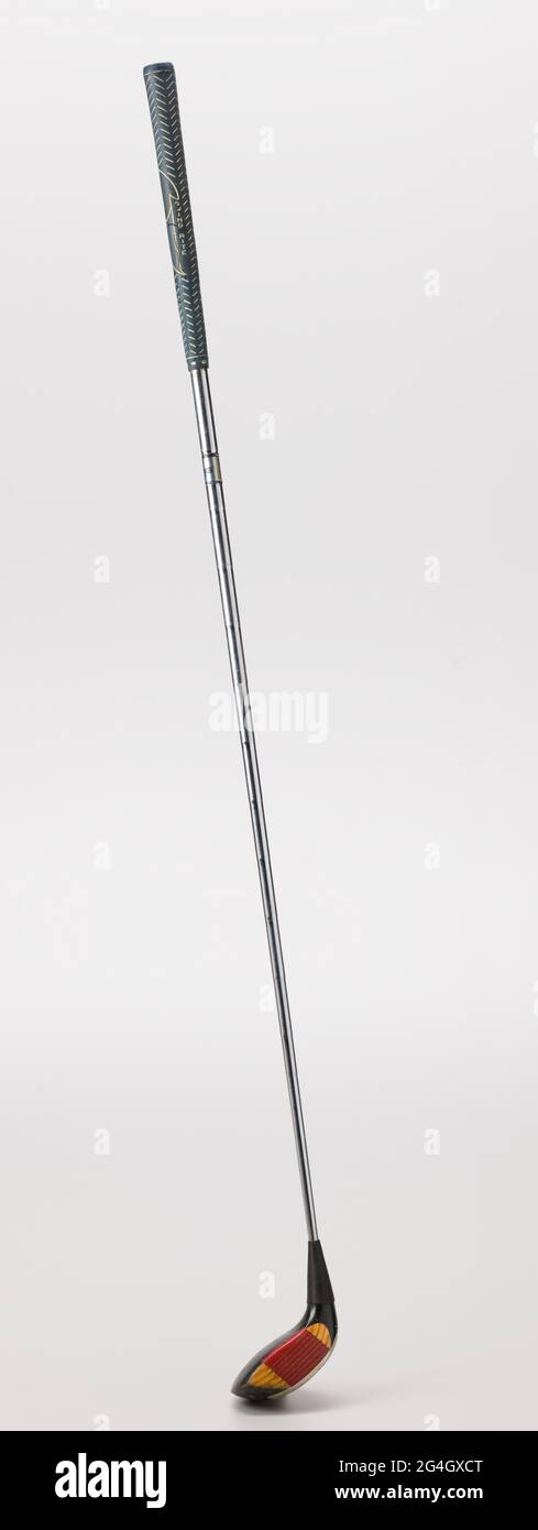 Ein Golfschläger aus Holz von PING, der vom afroamerikanischen Golfer Ethel Funches verwendet wird.der Schaft ist silberfarben und besteht aus Metall. Oben befindet sich ein schwarzer Gummigriff. Der Griff hat kurze, graue diagonale Linien, die in beide Richtungen ringsum verlaufen. In der Mitte befindet sich eine Linienzeichnung in pfeilförmiger Form. Stockfoto