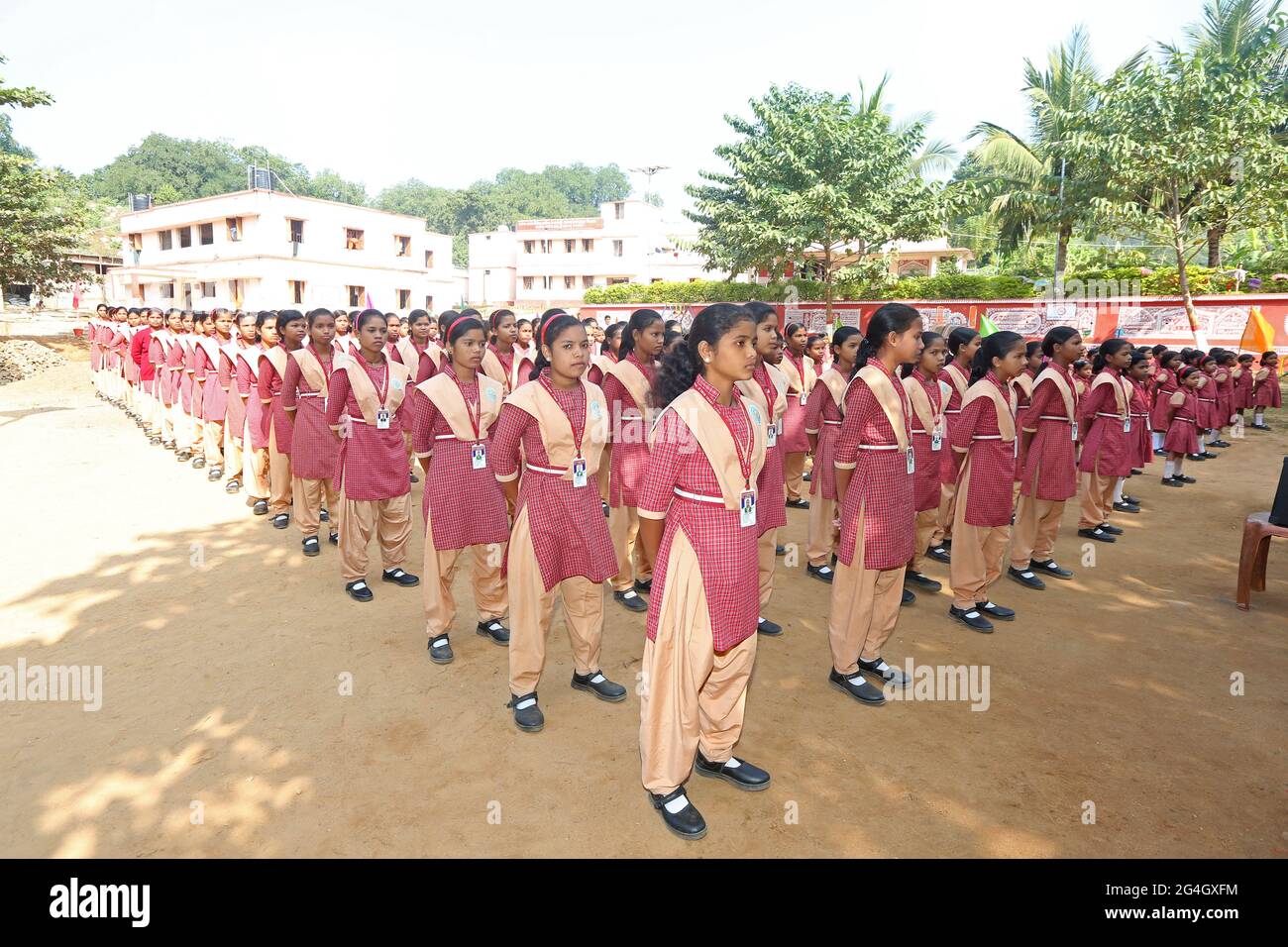LANJIA SAORA STAMM. Mädchen einer Stammesschule bereit, die Schule mit Morgengebeten und Übungen zu beginnen. Puttasingh Dorf Stockfoto