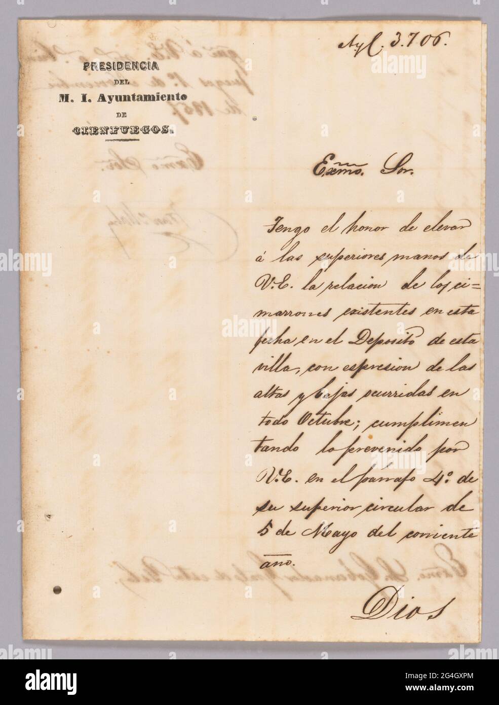In diesem Anschreiben wird über einen Bericht über eine versklavte Person in Kuba gesprochen, die weggelaufen ist. Der Buchstabe wird vertikal in der Mitte gefaltet. Die versklavte Person wird im Dokument nicht benannt und auch nicht der Verfasser. In der linken oberen Ecke steht der Text [PRESIDENCIA/ DEL/ M. I. Ayuntamiento/ DE/ CIENFUEGOS]. Handschriftlicher Text in der oberen rechten Ecke lautet [Ayl. 3.700.] Der Brief lautet [Exmo Sor. / tengo el Honor de elevar / a las / superiores manos de / V.E. la relacion de los CI= / marrones existentes en esta fecha en el Deposito de esta / Villa, con espresion de las / altas y bajas securridas en / to Stockfoto