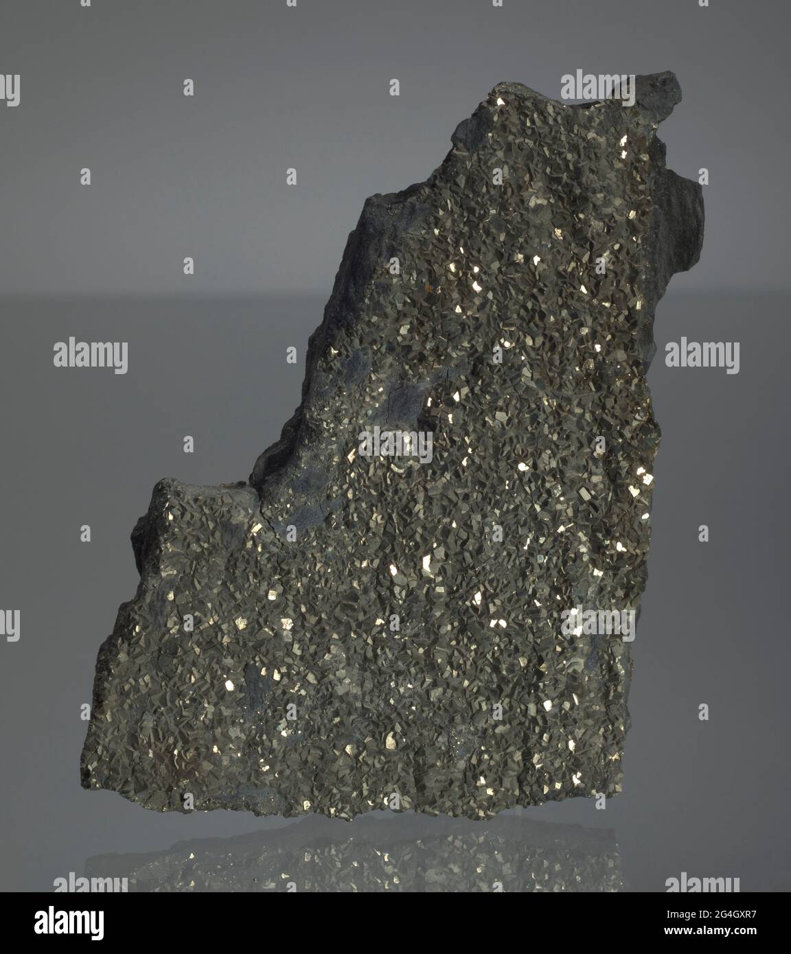 Charles Edgar Patience (1906-1972), war ein afroamerikanischer Steinkohle-Bildhauer, der die Form zu hoher Kunst erhob und Werke im Metropolitan Museum of Art, New York, ausstellte. Und die Smithsonian Institution, Washington, D.C., obwohl er noch nie ein Bergmann war, beschädigte der Kohlenstaub, den er während seiner fünfundsechzig Jahre, die er in Wilkes-Barre, Luzerne County, im Nordosten von Pennsylvania, gelebt und gearbeitet hatte, seine Lungen, und er starb an dem Fluch der Bergleute, der schwarzen Lungenerkrankung. Dieses unregelmäßig geformte, ungenutzte Stück Pyrit wurde in der Werkstatt von Patience gefunden. Stockfoto