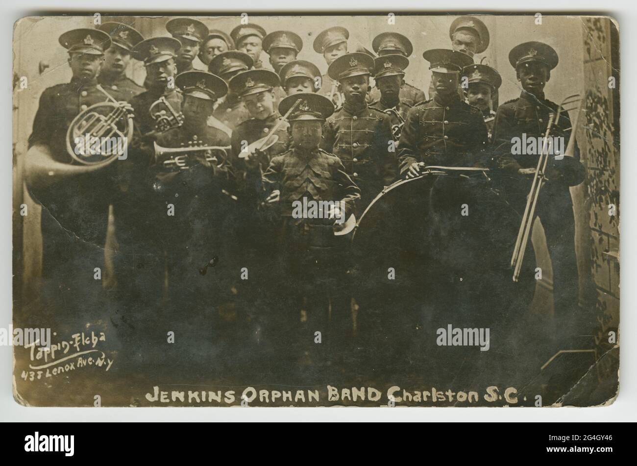 Im Jahr 1891 eröffnete Rev. Daniel J. Jenkins das Jenkins-Wahhaus für afroamerikanische Jungen in Charleston, South Carolina. Rev. Jenkins war nicht in der Lage, die wachsende Zahl seiner Jungen zu versorgen, und bat Mitglieder der Gemeinde Charleston, gebrauchte Musikinstrumente zu spenden, um Geld für das Waisenhaus zu sammeln, indem er eine Reisegruppe bildete. Die Band trug ausrangierte Citadel-Uniformen und spielte eine Mischung aus Militärmärschen, Volksliedern und Ragtime in den Vereinigten Staaten und in Europa. Die Band spielte bei den Eröffnungsparaden der Präsidenten Theodore Roosevelt und William How Stockfoto