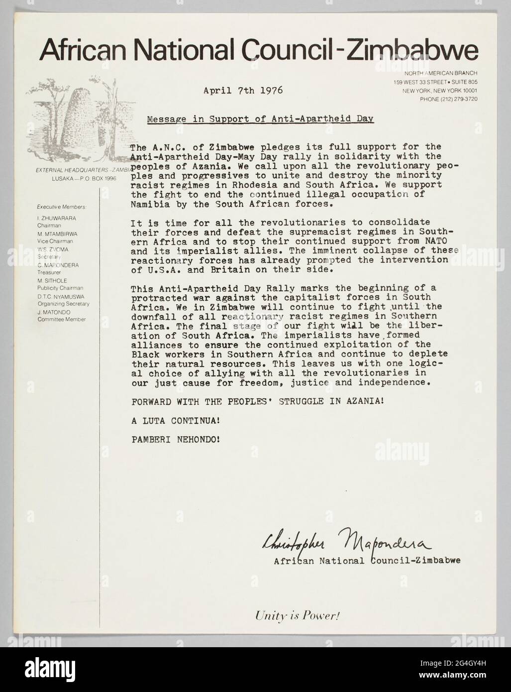 In diesem Brief des Afrikanischen Nationalrats und Simbabwes wird seine Unterstützung für den 1. Mai des Anti-Apartheid-Tages in New York City zum Ausdruck gebracht. Die Überschrift und der Titel lautete: [Afrikanischer Nationalrat-Simbabwe / NORDAMERIKANISCHE ZWEIGSTELLE / 159 WEST 33rd STREET SUITE 805 / NEW YORK, NEW YORK 10001 / PHONE (212) 379 3720 / 7. April 1976 / Message in Support of Anti-Apartheid Day]. Der Brief wird von Christopher Mapondera unterzeichnet. Die Rückseite des Briefes ist leer. Stockfoto