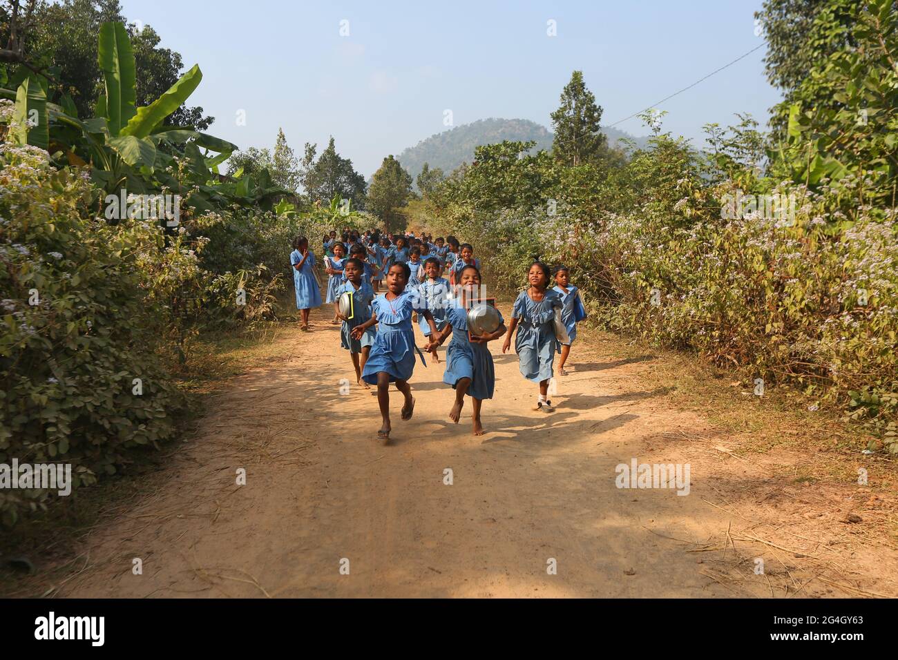 LANJIA SAORA STAMM. Schüler, die von der Schule nach Hause zurückkehren. Puttasingh Dorf in Odisha, Indien Stockfoto