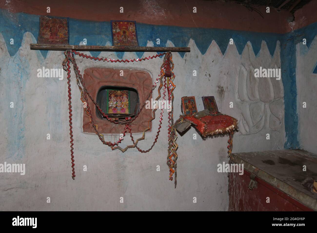 KOL-STAMM. Haus - Gott Bilder auf Hauswand. Bhanpur Village of Huzur, Rewa Dist, Madhya Pradesh, Indien Stockfoto