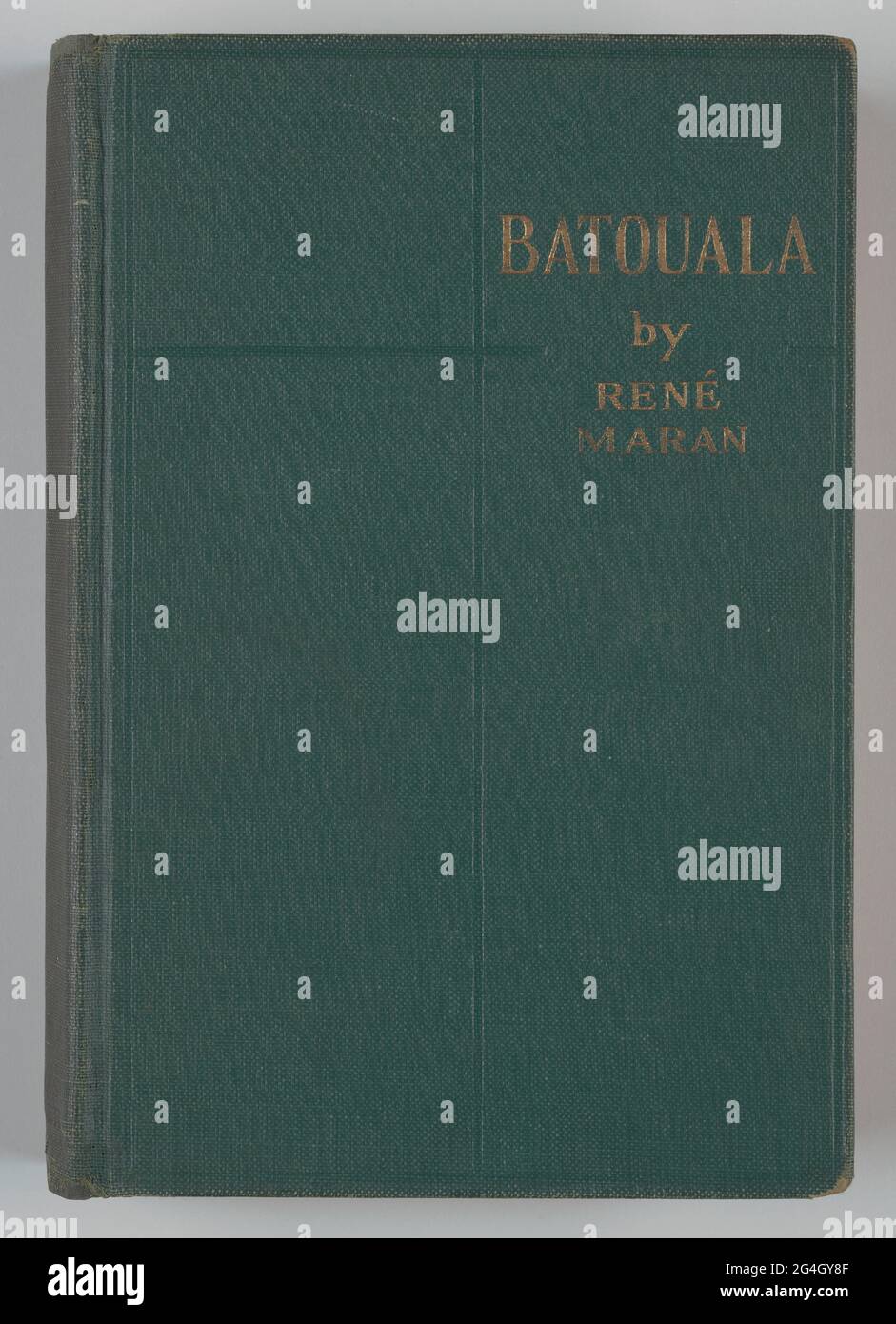 Batouala zeichnet ein atemberaubendes Porträt des Lebens eines afrikanischen Stammes und der schädlichen Auswirkungen des französischen Regimes auf die Gesellschaft des Stammes&#x2019. Als Ren&#xe9; Maran, ein französisch-guyanesischer Dichter und Romancier, 1921 seinen Debütroman Batouala veröffentlichte, tat er dies mit der Absicht, das französische Regime und ihre Präsenz in Afrika zu kritisieren, aber seine Auswirkungen waren weit tiefer als erwartet. Er wurde der erste Schriftsteller afrikanischer Abstammung, der mit dem französischen Prix Goncourt ausgezeichnet wurde, der damals die höchste literarische Ehre war, die ein französischer Autor erhalten konnte. Verschiedene französische Kritiker Stockfoto