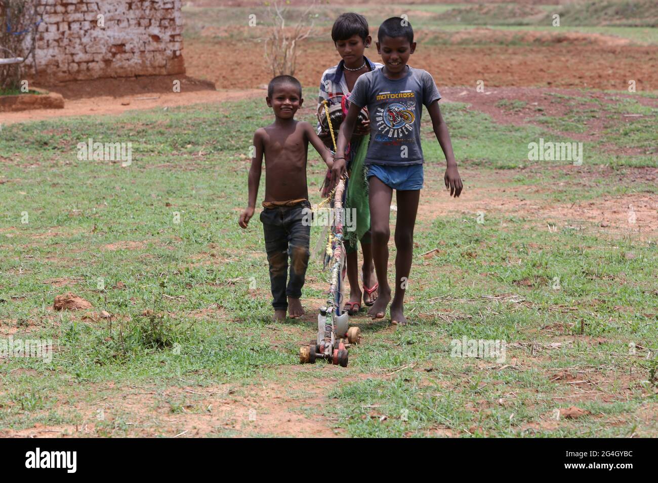 KOL-STAMM. Kinder spielen mit Holzspielzeug .Bhanpur Dorf Huzur Tehsil in Rewa Dist, Madhya Pradesh, Indien Stockfoto