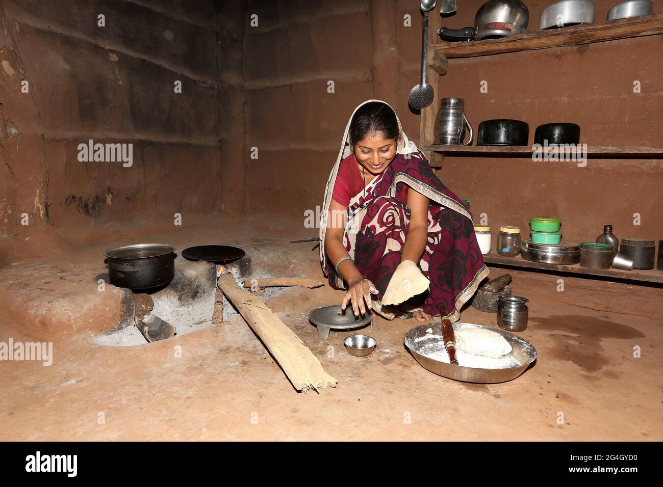 DHANKA TADVI STAMM. Frau, die Jawar Roti im Mogarapani-Dorf Akkalkuwa tehsil des distrikts Nandurbar in Maharashtra, Indien, herstellte. Die Tadvi Bhil sind aus Stockfoto