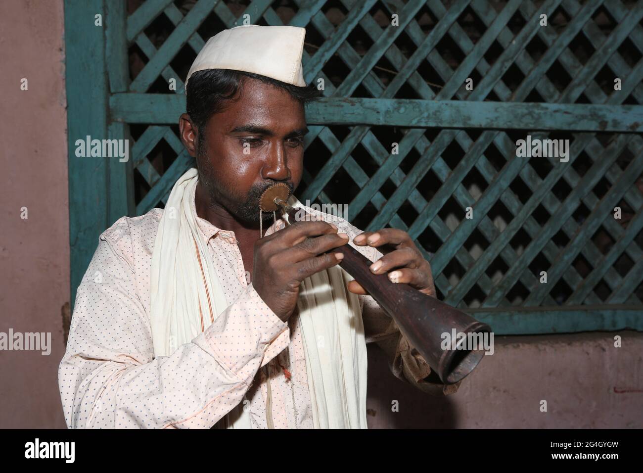 DHANKA TADVI STAMM. Muscian spielt Blasinstrument. Nandurbar Dist in Maharashtra, Indien. Stockfoto