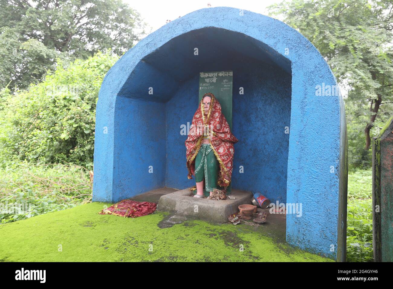 Stammesdenkmäler des Stammes Tadvi Bhil in Satapuda Hills in Maharashtra, Indien. Stockfoto