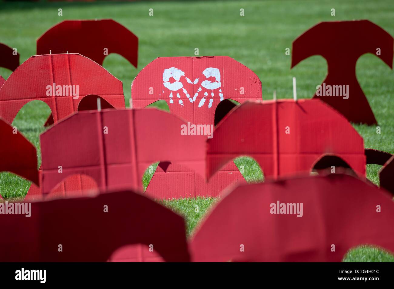 St. Paul, Minnesota. Denkmal für die vermissten und ermordeten indigenen Frauen. Tausende von papproten Kleidern wurden auf dem Rasen des State Capitol aufgestellt Stockfoto