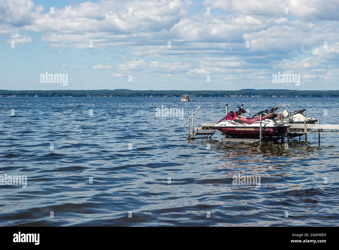 Sea-doo Jet Skis und Leute, die Spaß auf einem Boot auf Oneida Lake, NY State haben. Stockfoto