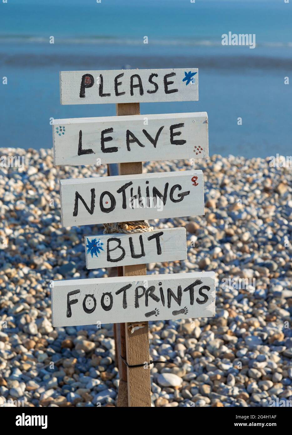 Schild „Please leave nothing but footprints“ am Strand in East Wittering, Chichester, West Sussex, England Stockfoto