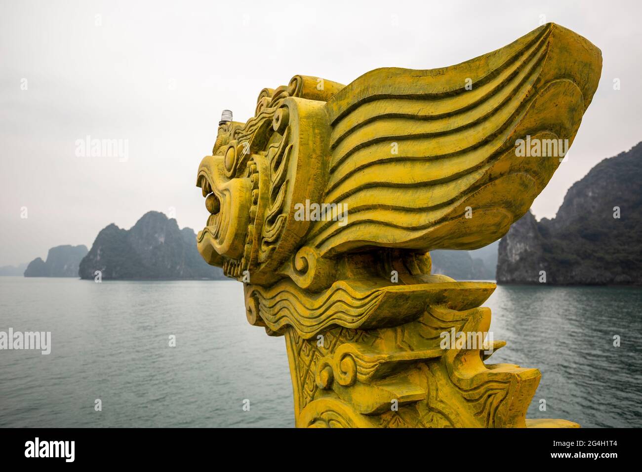 Galionsfiguren und Kalksteinformationen (Karst) des Bootes, Dragon Legend chinesischer Müll, Ha Long Bay, Vietnam Stockfoto