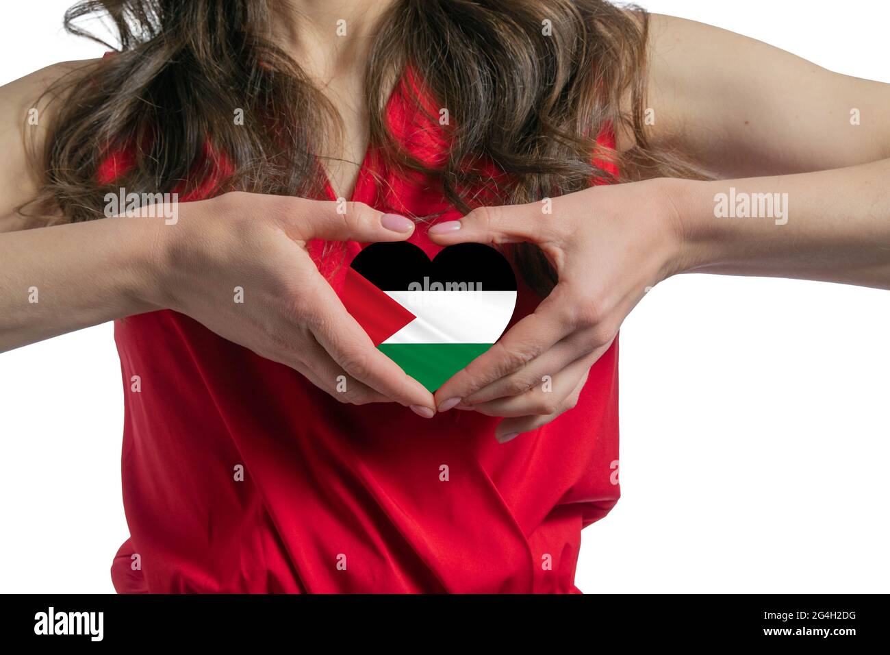 Ich liebe den palästinensischen Staat. Die Frau hält ein Herz in Form der Flagge des palästinensischen Staates auf ihrer Brust. Konzept des Patriotismus. Stockfoto