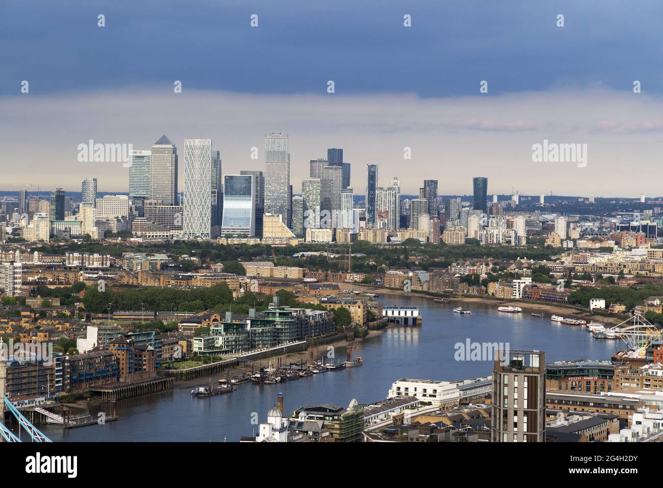 Skyline von London; Stadtbild von London nach Osten; Blick vom Shard über die Themse auf die City of London und Canary Wharf, London England Stockfoto