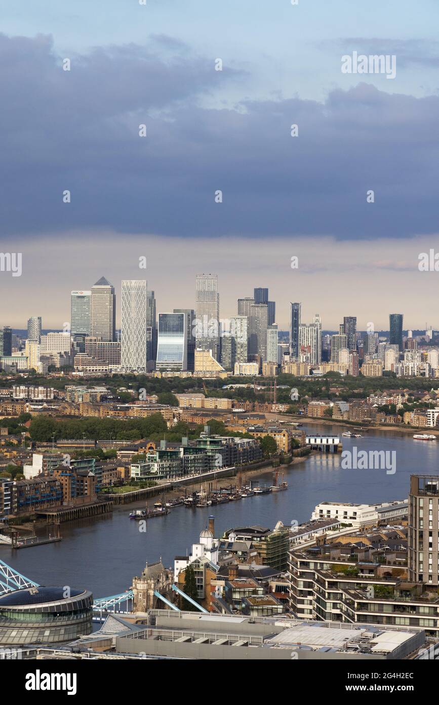 Skyline von London; Stadtbild von London nach Osten; Blick vom Shard über die Themse auf die City of London und Canary Wharf, London England Stockfoto