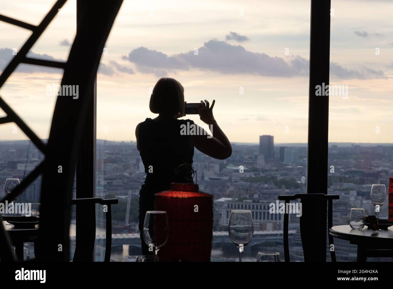 Blick aus dem Shard - eine Frau, die aus dem Shard, London England, den Blick auf London erblickt Stockfoto