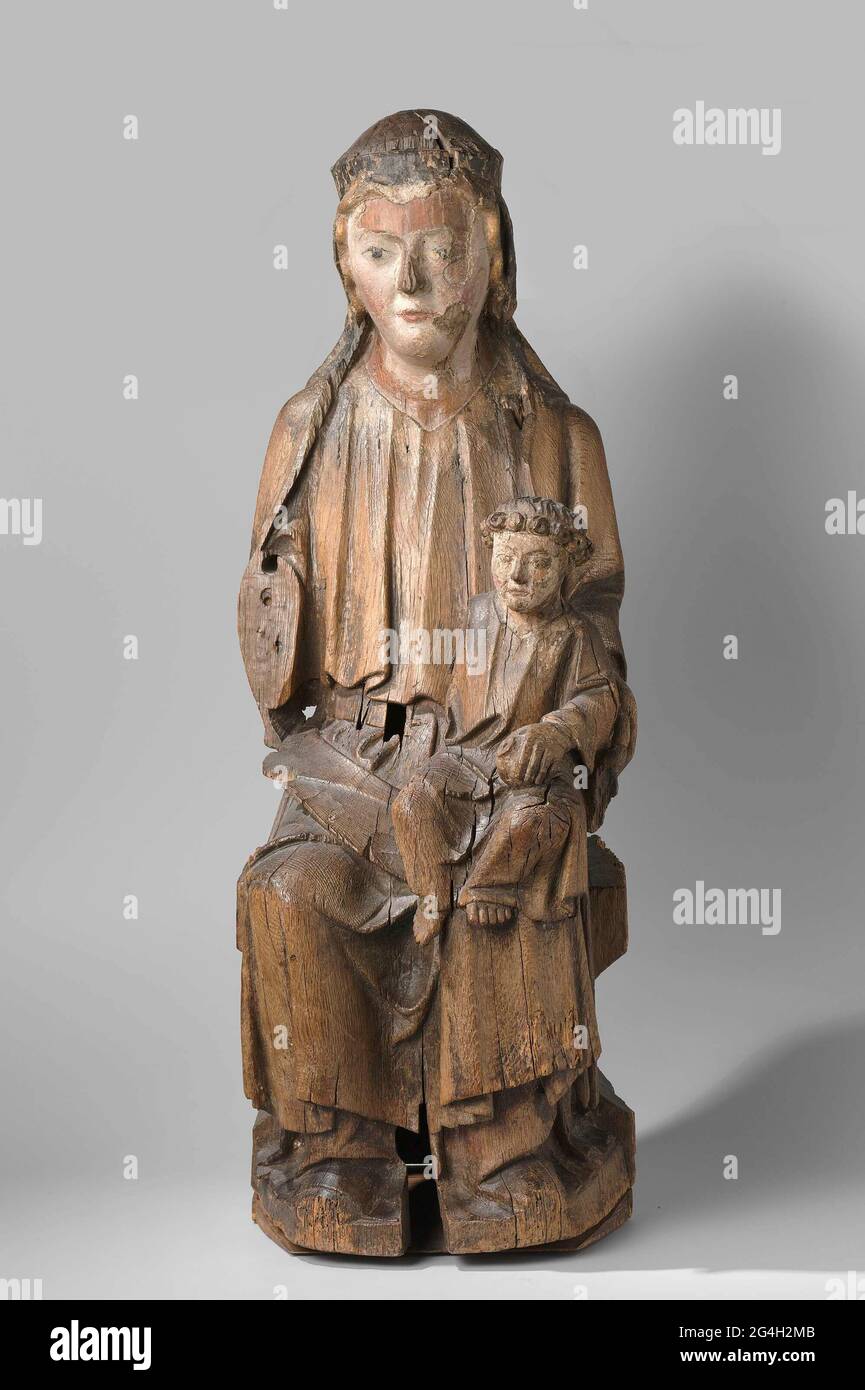 . Die Jungfrau sitzt mit dem Christkind auf ihrem Schoß. Sie ist nicht nur die Mutter Jesu, hier ist sie auch die Sedes sapientiae (Sitz der Weisheit) – also der Thron, auf dem Christus sitzt, der göttliche Weisheit repräsentiert. Zusammen mit dem gekreuzigten Christus war dies eines der frühesten Themen der freistehenden Skulptur im Mittelalter. Stockfoto