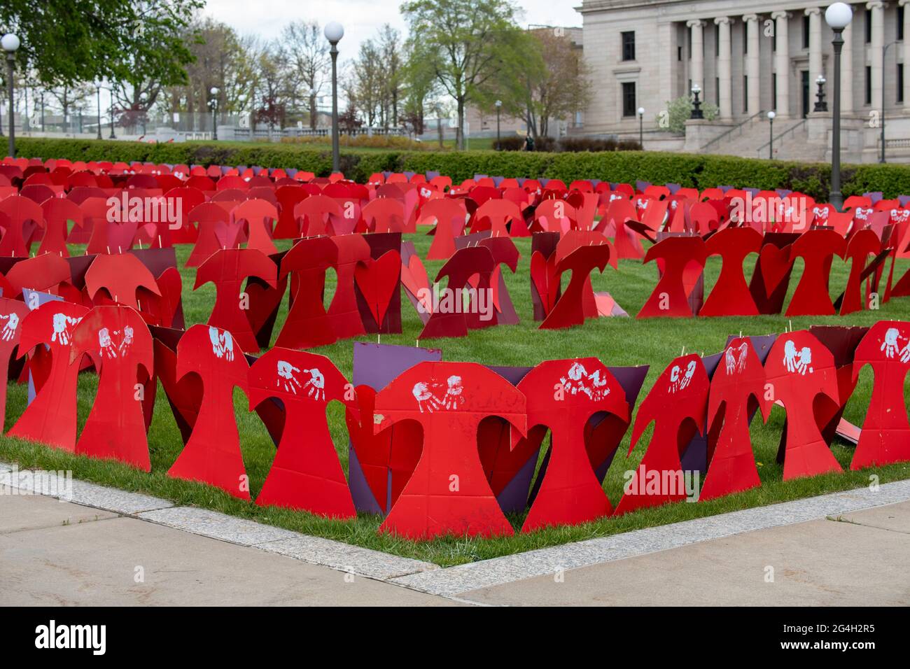 St. Paul, Minnesota. Denkmal für die vermissten und ermordeten indigenen Frauen. Tausende von papproten Kleidern wurden auf dem Rasen des State Capitol aufgestellt Stockfoto