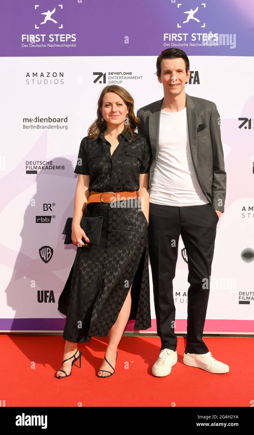 Berlin, Deutschland. Juni 2021. Das Schauspielerpaar Alice Dwyer und Sabin Tambrea werden am Berliner Holzmarkt an den First Steps Awards, dem deutschen Preis für junge Filmemacher, teilnehmen. Quelle: Jens Kalaene/dpa-Zentralbild/dpa/Alamy Live News Stockfoto