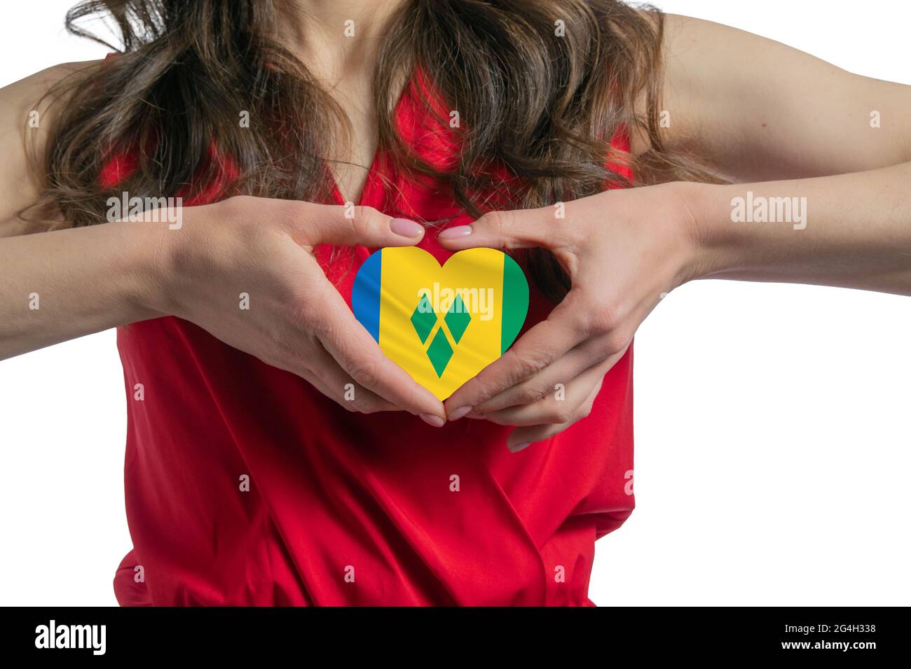 Ich liebe St. Vincent und die Grenadinen. Die Frau hält ein Herz in Form der Flagge von St. Vincent und den Grenadinen auf ihrer Brust. Konzept des pa Stockfoto